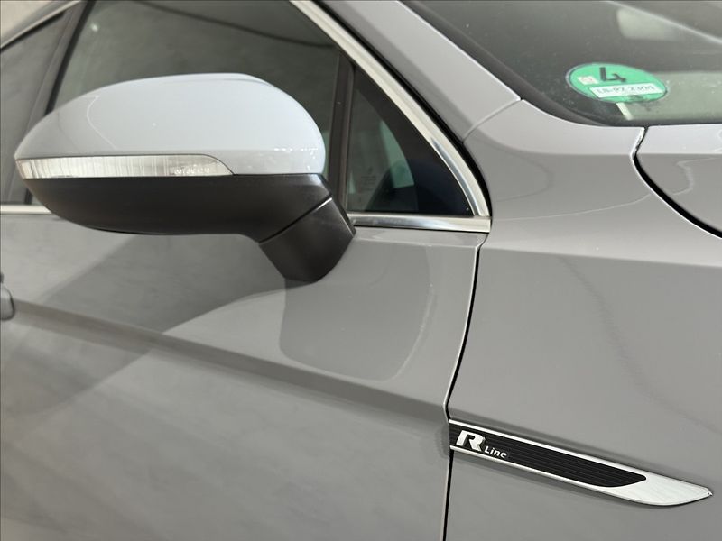 Volkswagen Passat 2,0 TDi  DSG R-Line LED Assist - fotka 6 z 44