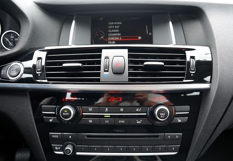 BMW X3 2.0d xDrive/manuál/navi/ČR - fotka 33 z 38