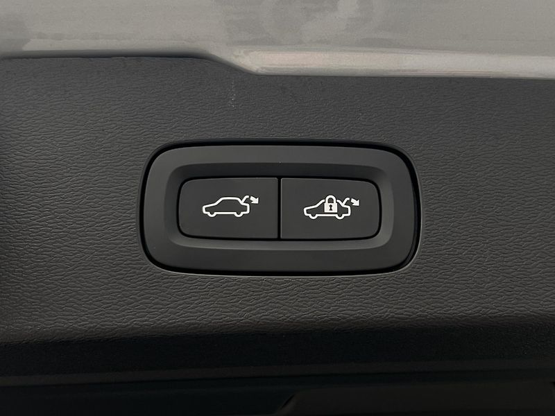 Volvo V60 B4 PLUS DARK AUT 1.maj. - fotka 41 z 43