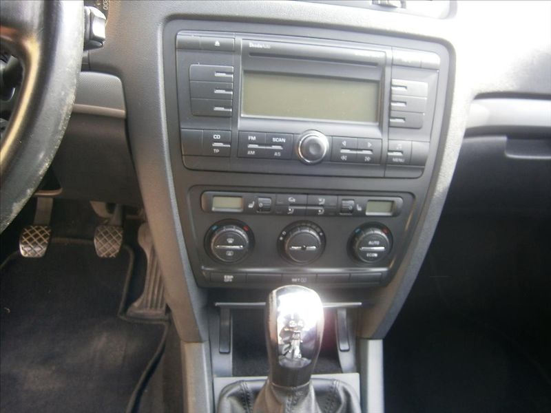 Škoda Octavia 1,6 i 85 KW KLIMA - fotka 8 z 11
