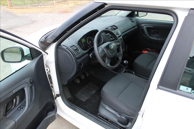 Škoda Fabia 1,6 TDi  KLIMA, STK 10/2028 - fotka 9 z 20