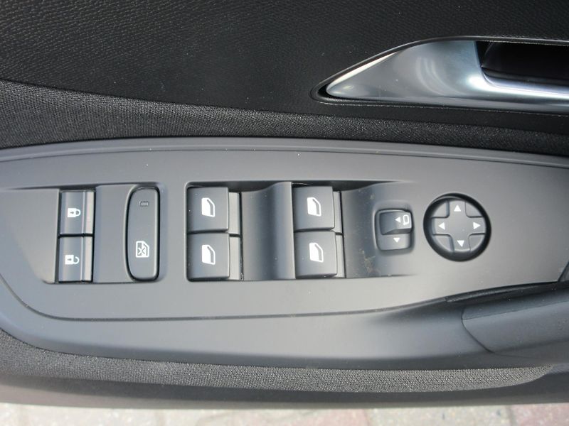 Peugeot 308 (2025) SW STYLE Hybrid 145 e-DCS6 - fotka 13 z 31