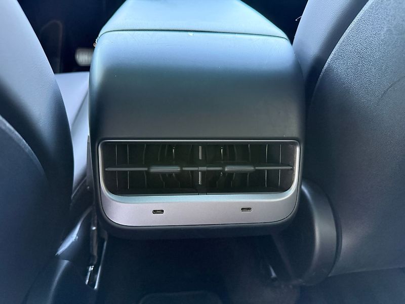 Tesla Model Y Standrart Range LFP Tažné - fotka 11 z 43