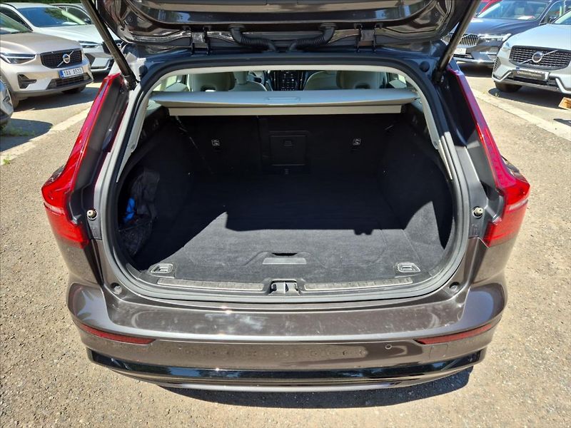 Volvo V60 2,0 B4 Plus Dark benzin - fotka 11 z 17
