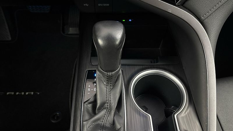 Toyota Camry 2.5 Hybrid AUT Executive - fotka 23 z 26