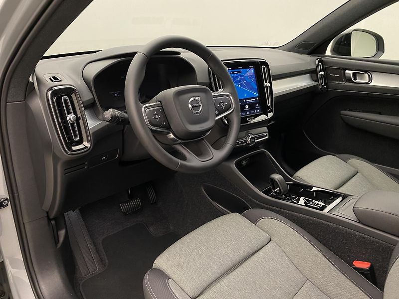 Volvo XC40 (2026) B3 AUT DARK PLUS - fotka 21 z 60