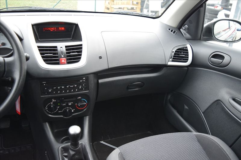 Peugeot 206 1,4 i (TU3) 54KW SERVISKA ALU - fotka 27 z 41