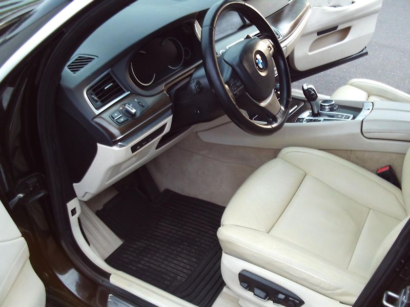 BMW Řada 5 530d xDrive - fotka 7 z 14