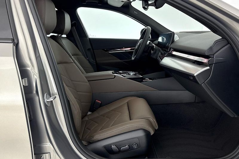 BMW Řada 5 540d xDrive Touring - fotka 13 z 24