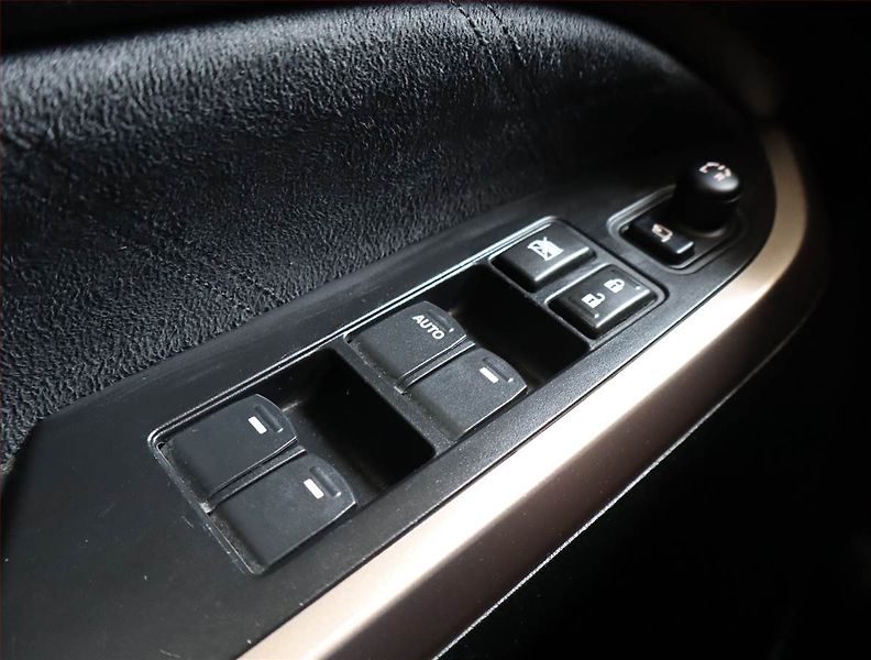Suzuki Vitara (2017) 1.6 VVT, Kůže, Navi, Tempomat - fotka 20 z 22