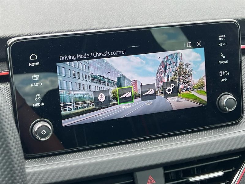 Škoda Scala 1,0 TSi 85 kW 7DSG MONTE CARLO - fotka 24 z 33