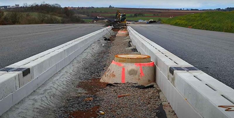 Stavba dálnice D6 u Hořoviček.