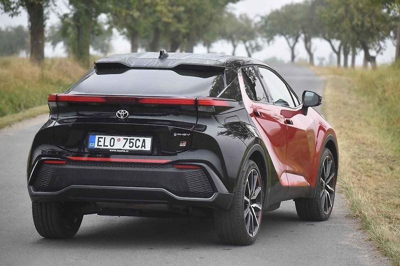 Toyota C-HR ve druhé generaci je opravdu pohledný vůz