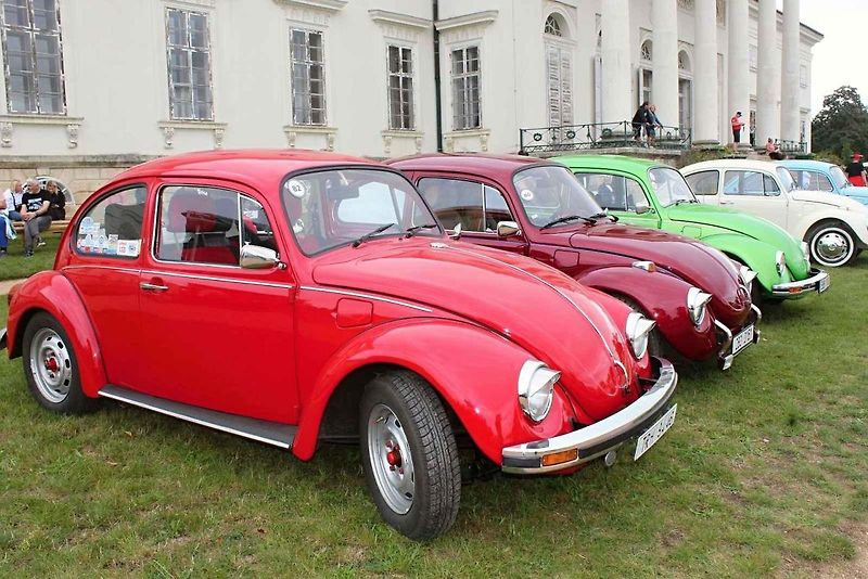 Z 33. Mezinárodního srazu Beetle a New Beetle na téma Naruby u zámku Kačina ve Svatém Mikuláši.