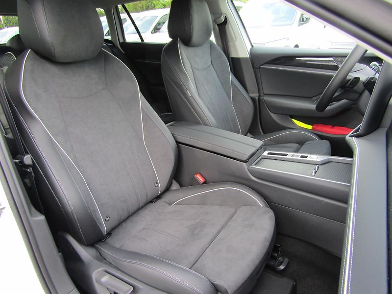 Volkswagen Passat 1,5 eTSI 11KW DSG NEZ.TOPENÍ - fotka 22 z 30
