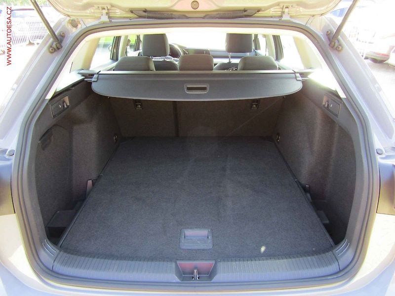 Volkswagen Golf (2021) 1.0TSi, 1.maj, LED, navi - fotka 7 z 17