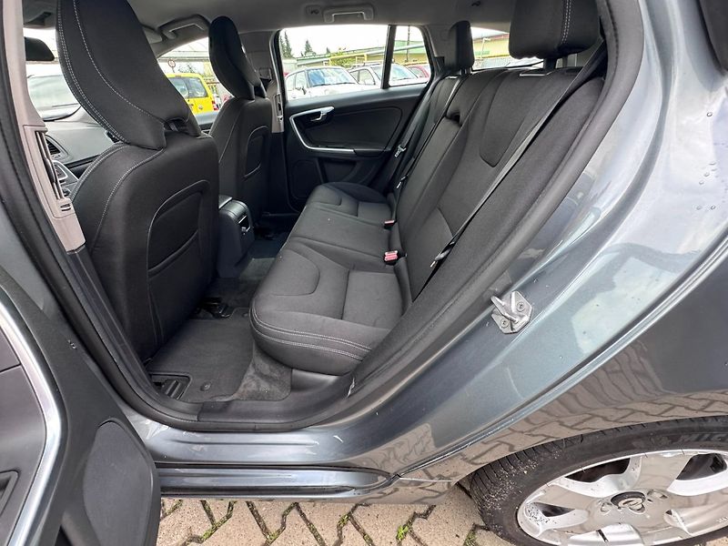 Volvo V60 (2016) D2 2,0D 88 KW TAŽNÉ - fotka 34 z 48