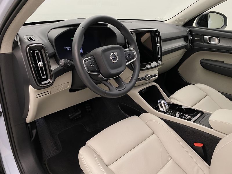 Volvo XC40 B4 DARK ULTRA AUT CZ - fotka 4 z 60