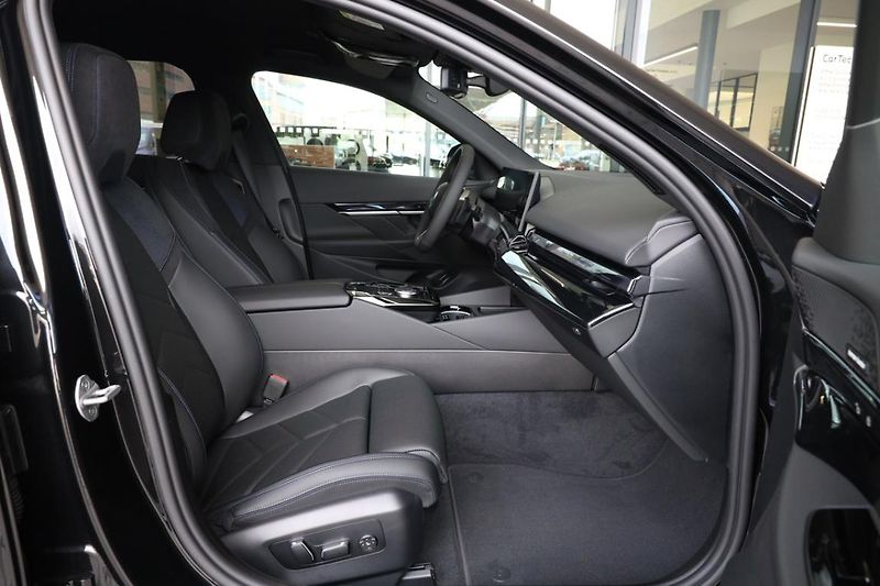 BMW Řada 5 540d xDrive Touring - fotka 14 z 18