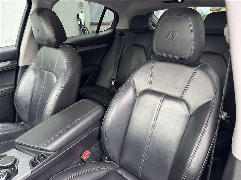 Alfa Romeo Stelvio 2,0 T 206kW Q4 AT8 ZF 4X4 - fotka 21 z 50