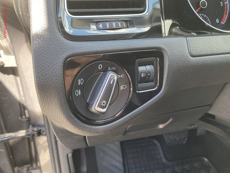 Volkswagen Golf (2015) 1.6 TDi, DSG, výhřev sed. - fotka 15 z 18
