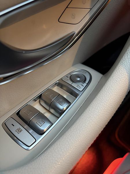 Mercedes-Benz Třídy E (2018) 350D4x4,EXCLUSIV,tažné,PANORAM - fotka 11 z 19