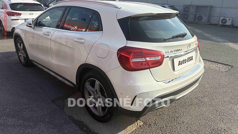 Mercedes-Benz GLA (2017) 200D 4Mat, AT, navi, bixen - fotka 2 z 3