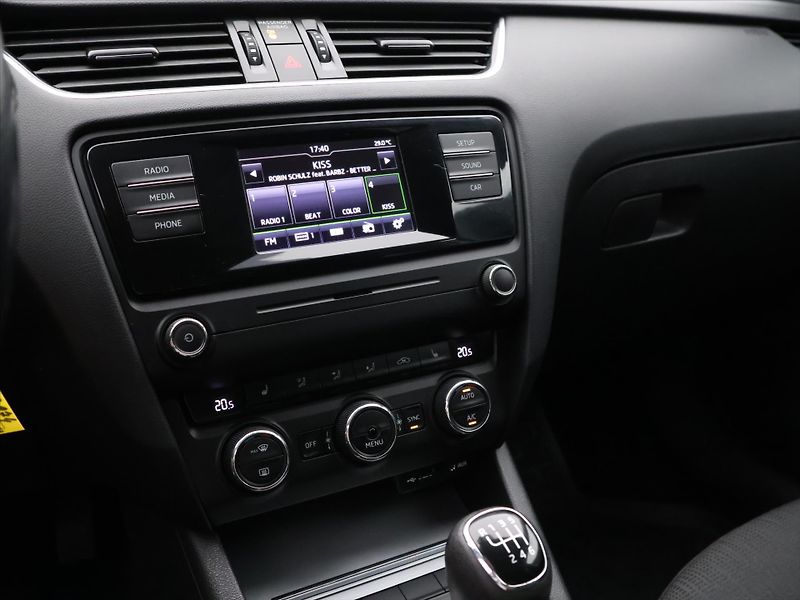 Škoda Octavia 1,4 TSI 110kW Style Aut.klima - fotka 18 z 27