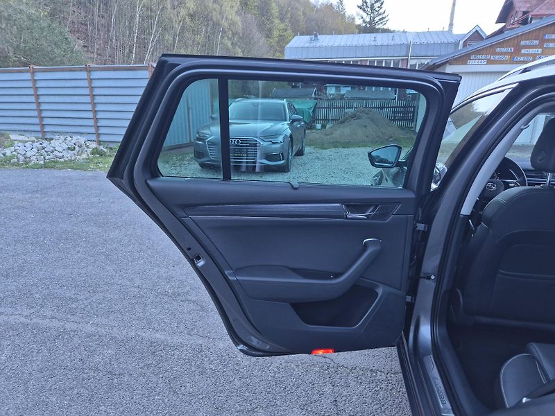 Škoda Superb Combi 2,0TDi DSG 110kw 17ALU - fotka 37 z 48