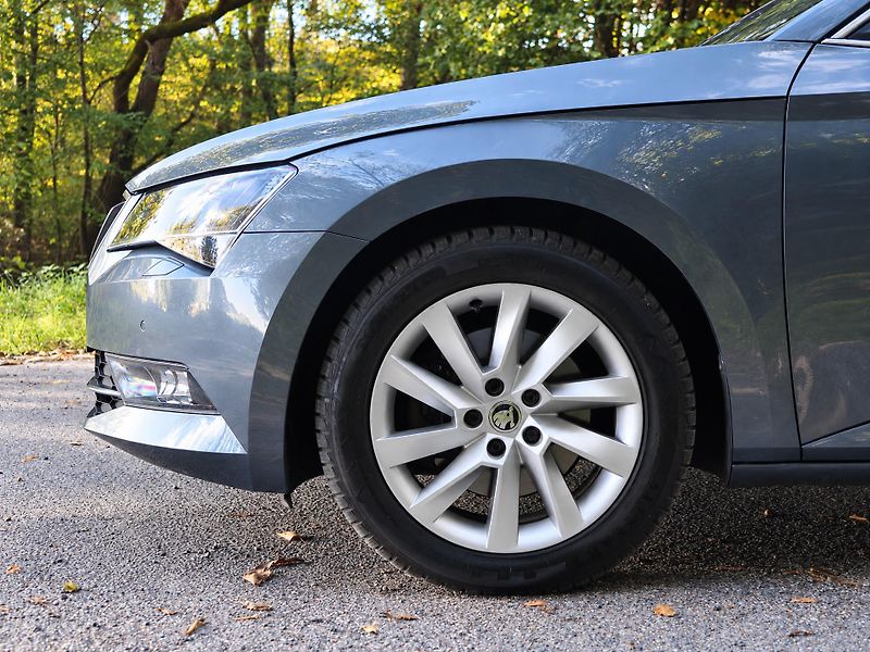 Škoda Superb 2,0 TDI DSG 110kW Style Navi - fotka 40 z 47