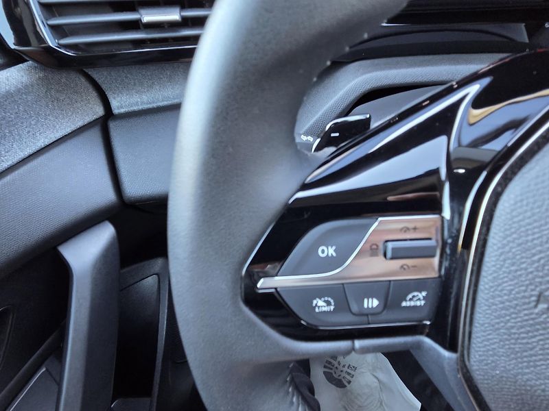 Peugeot 408 (2025) Hybrid e-DCS 145 ALLURE EAT6 - fotka 26 z 32