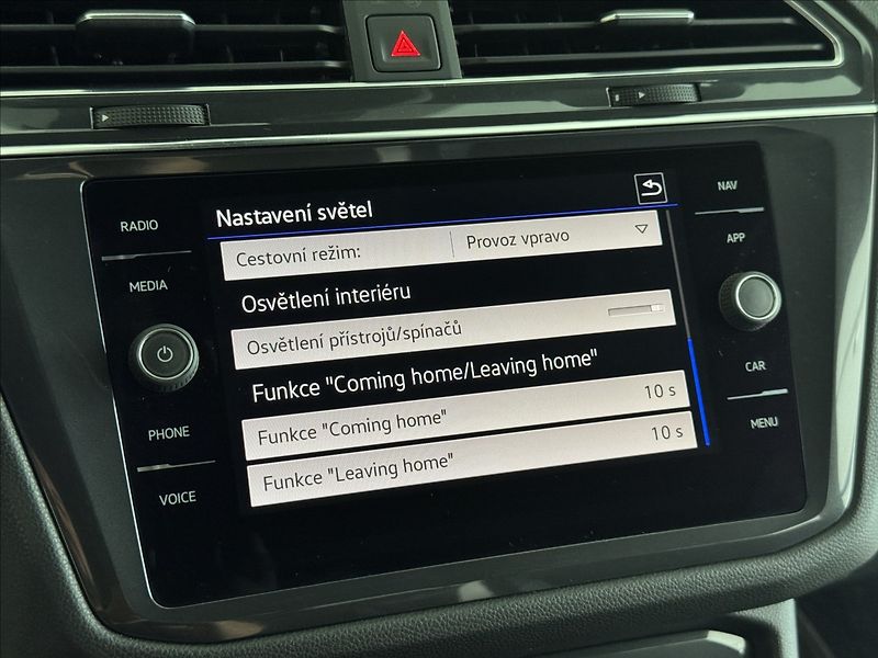 Volkswagen Tiguan Allspace 2,0 TDi  DSG 4x4 R-Line Matrix - fotka 33 z 45