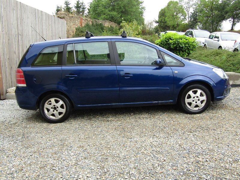 Opel Zafira (2005) 1.6 16V  7 MÍST - fotka 9 z 35