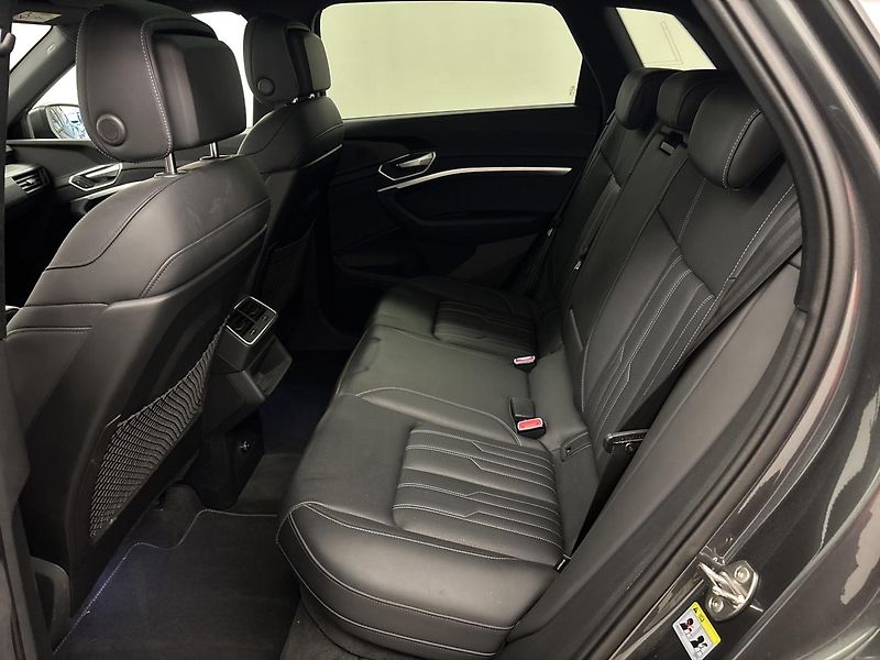 Audi e-tron 55 QUATTRO 300kw S LINE SOH97% - fotka 7 z 8