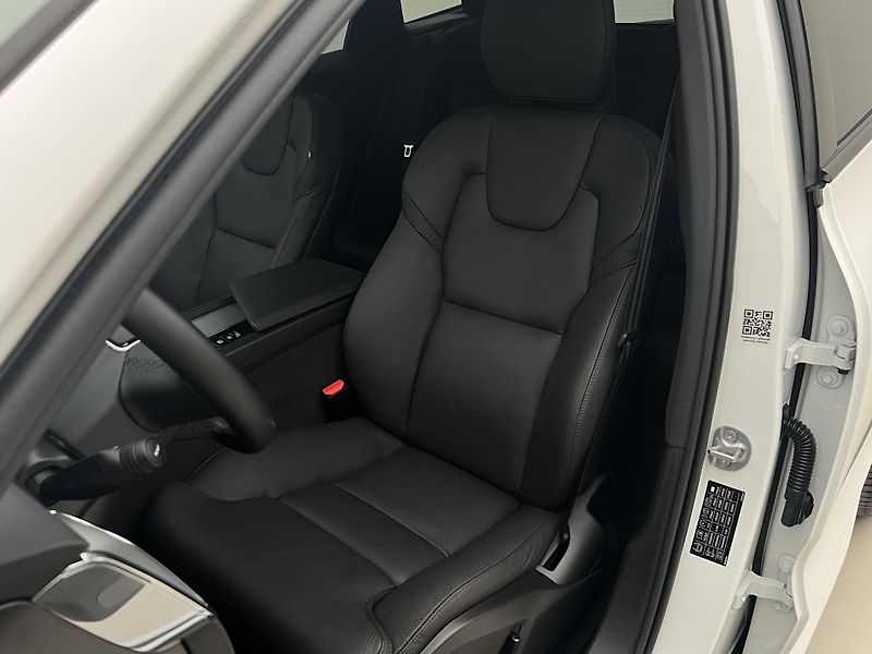Volvo XC60 B5 AWD PLUS DARK AUT 1.maj. - fotka 18 z 43