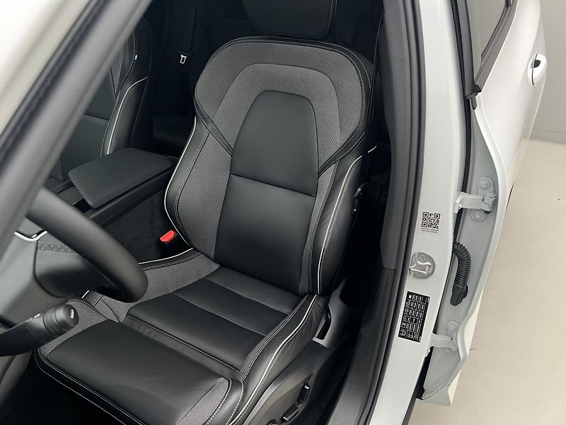 Volvo XC60 B5 AWD BLACK EDITION PLUS AUT  - fotka 20 z 48