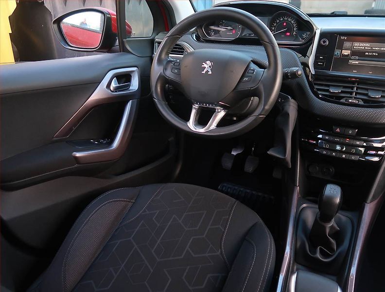 Peugeot 2008 (2016) Active 1.2 PureTech - fotka 7 z 19