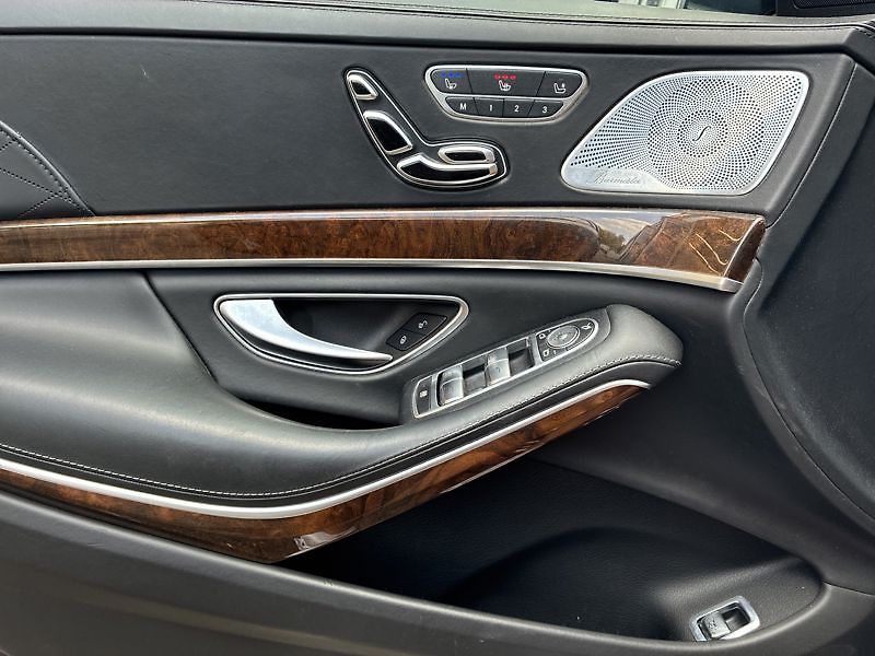 Mercedes-Benz Třídy S 500 4MATIC L - fotka 13 z 18