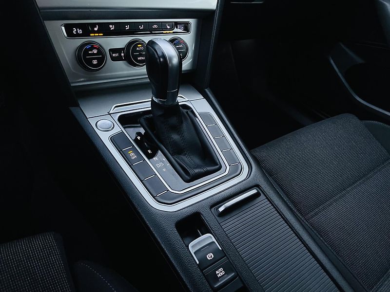 Volkswagen Passat 1.4TSI AUT TAŽNÉ SERVISKA LED - fotka 38 z 49