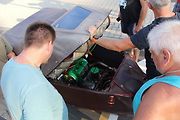Diskuze u jednoho ze strojů a pohled ndo prostoru motoru.