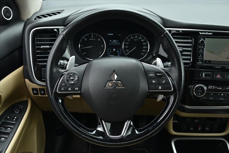 Mitsubishi Outlander 2.2 DI-D 4WD A/T 7-MÍST ČR - fotka 18 z 33