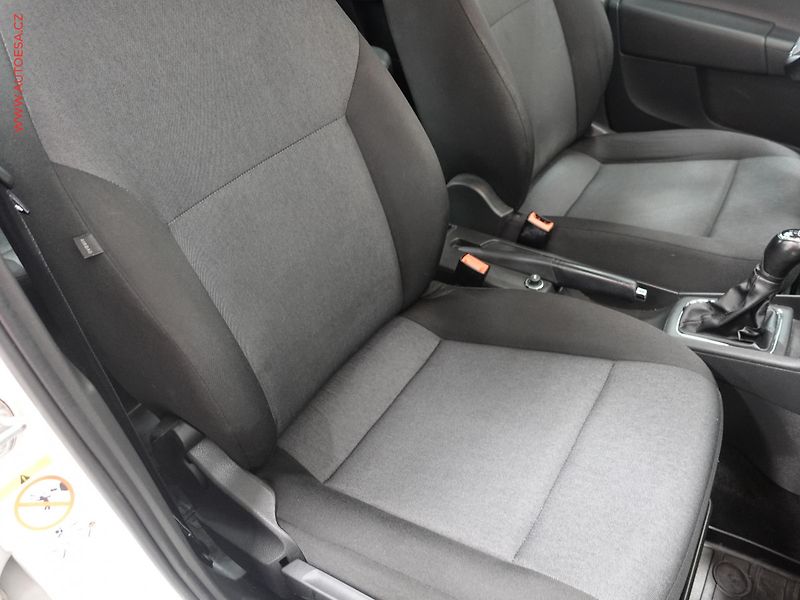 Škoda Rapid (2017) 1.0TSI, ČR, AC, park.asist - fotka 11 z 16