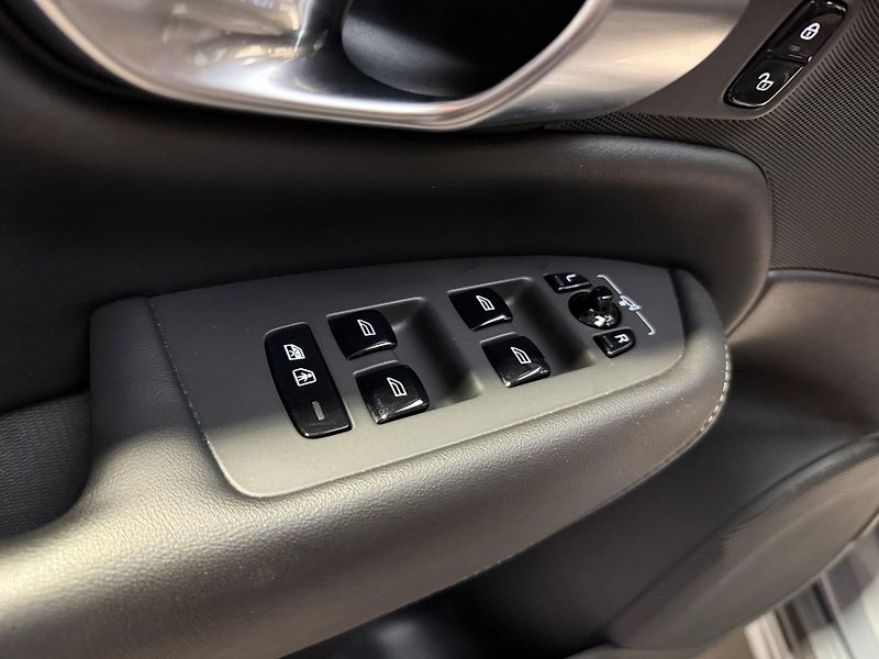 Volvo XC90 B5 AWD diesel Plus Dark Auto - fotka 12 z 17