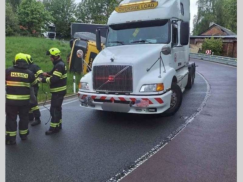 Neobvyklá nehoda v Albrechticích. Kamion ztratil svůj náklad, další kamion