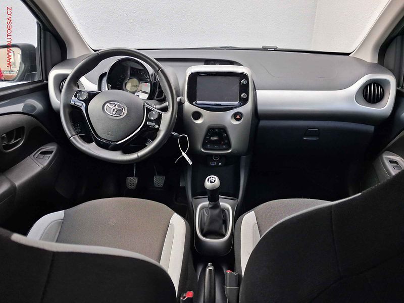 Toyota Aygo (2015) 1.0i, AC, tempo - fotka 8 z 16