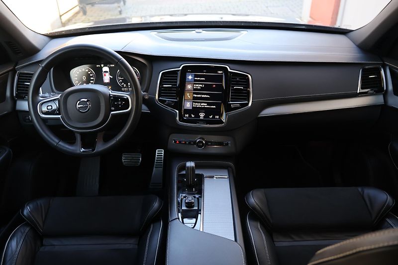 Volvo XC90 (2021) R-Design, B5 AWD mild hybrid - fotka 11 z 24