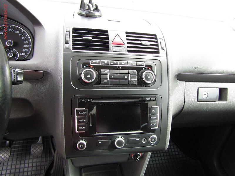 Volkswagen Touran (2011) 1.4 TSi, AC, výhřev sed - fotka 13 z 20