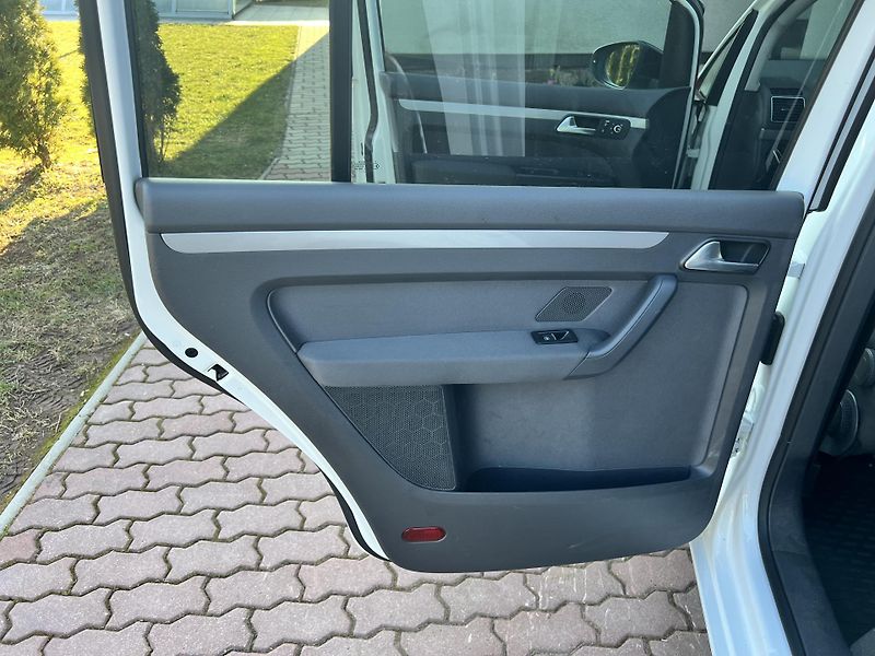 Volkswagen Touran 1.6TDI 77KW,MATCH,NAVI,DSG,DIG - fotka 16 z 46