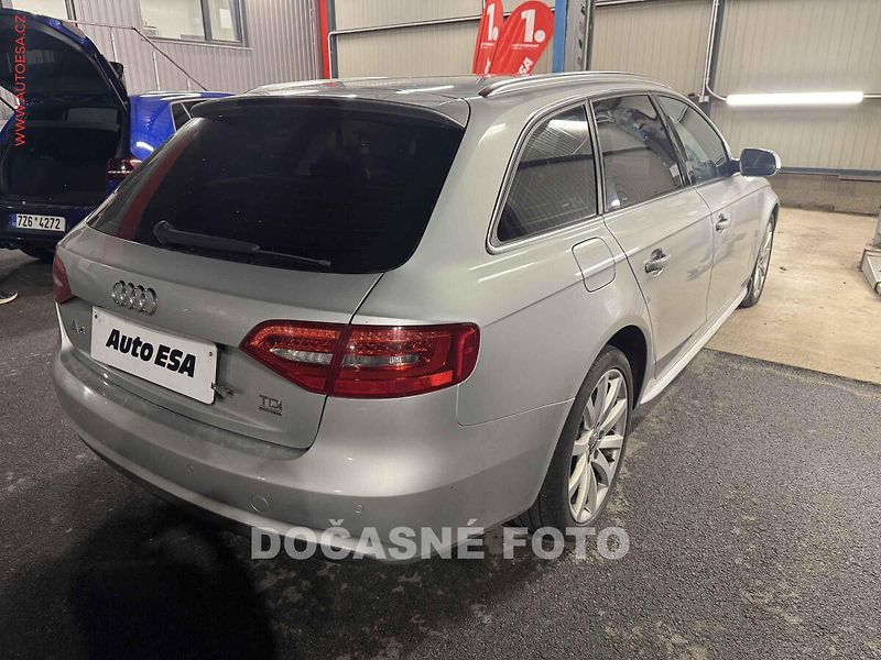 Audi A4 (2012) 2.0TDi quattro, AC, bixen - fotka 2 z 3