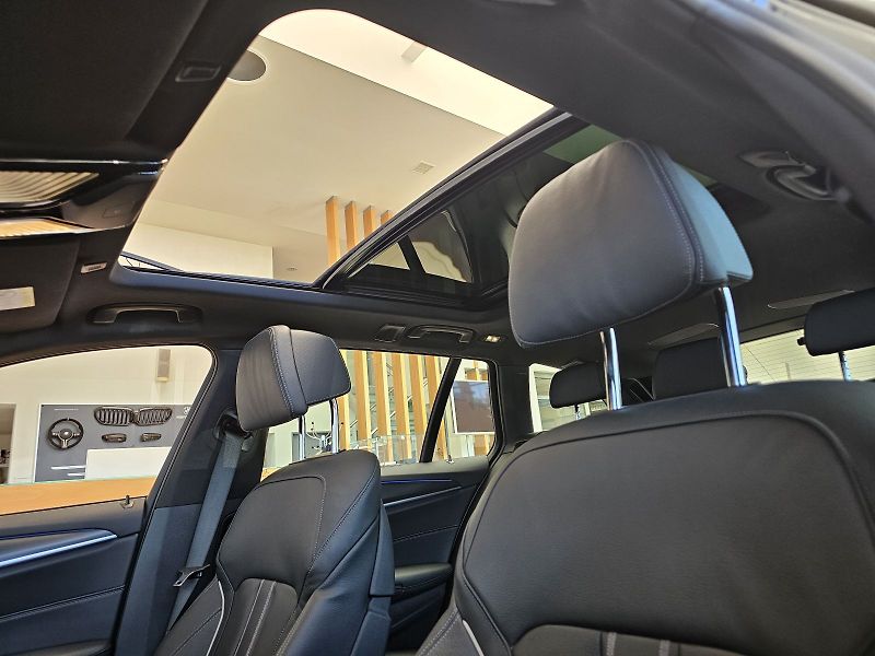 BMW Řada 5 530d xDrive - fotka 17 z 30